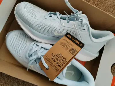 Zapatillas deportivas celestes nuevas - miniatura 2