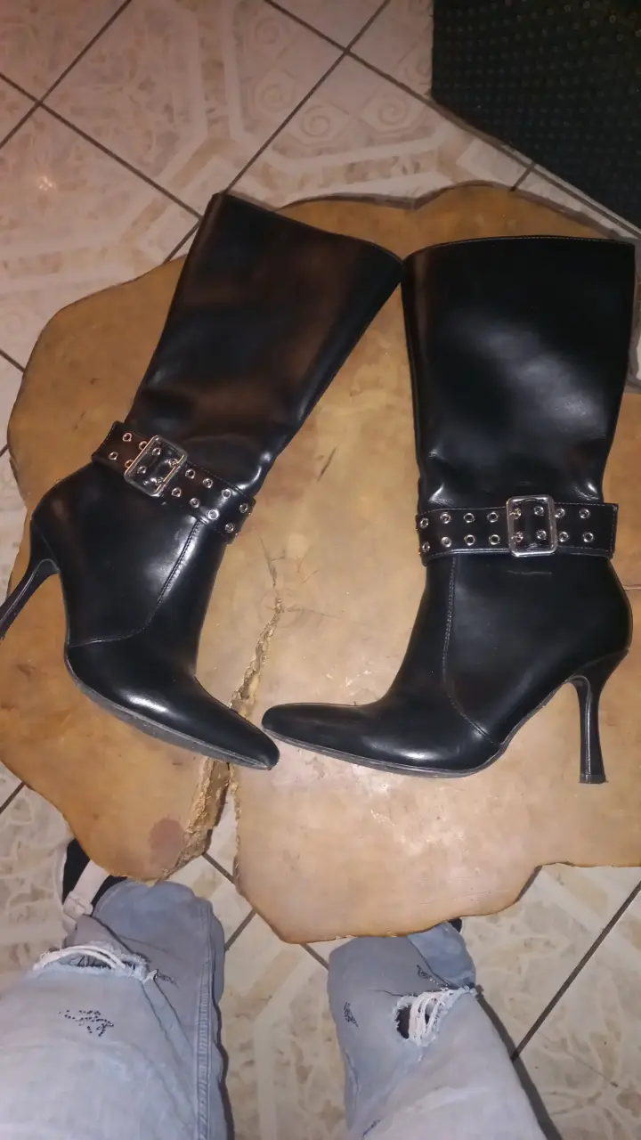 Botas negras con tacón y hebillas