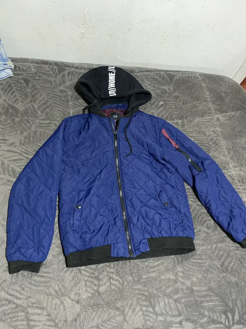 Chaqueta azul acolchada con capucha - 1