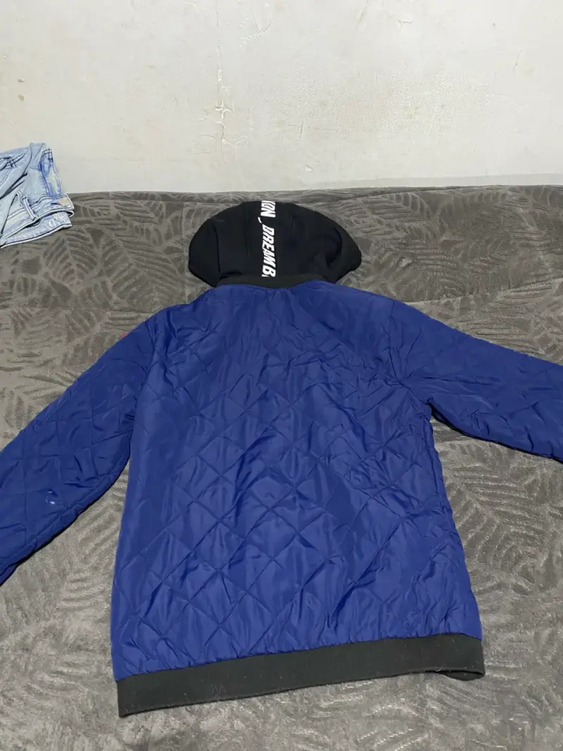 Chaqueta azul acolchada con capucha - 5