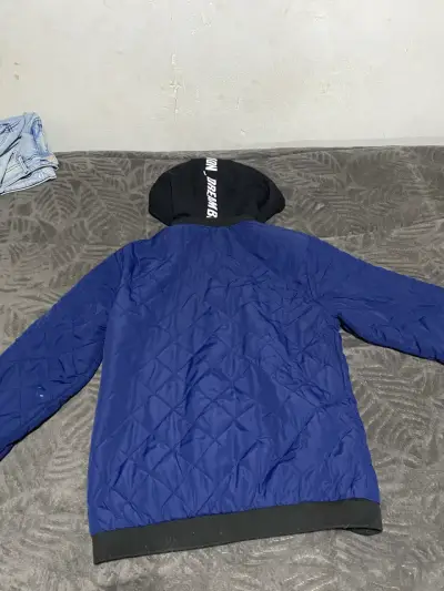 Chaqueta azul acolchada con capucha - miniatura 5