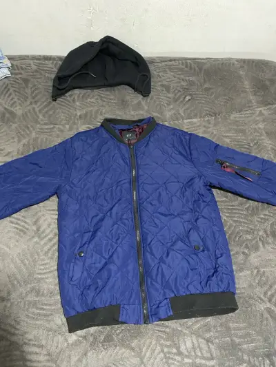 Chaqueta azul acolchada con capucha - miniatura 6