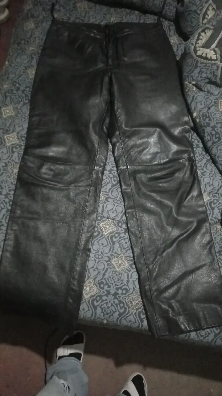 Pantalones de cuero negro