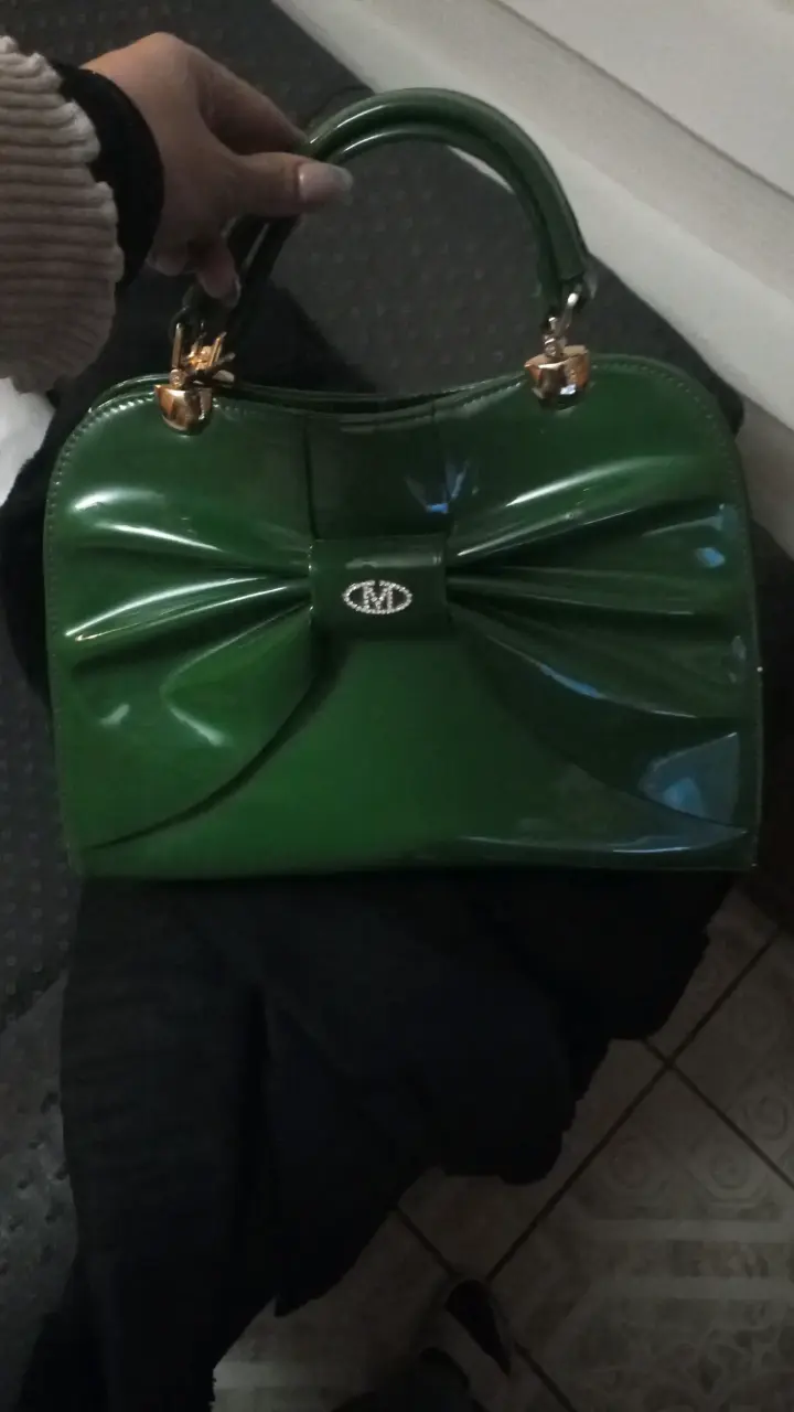 Cartera verde de charol