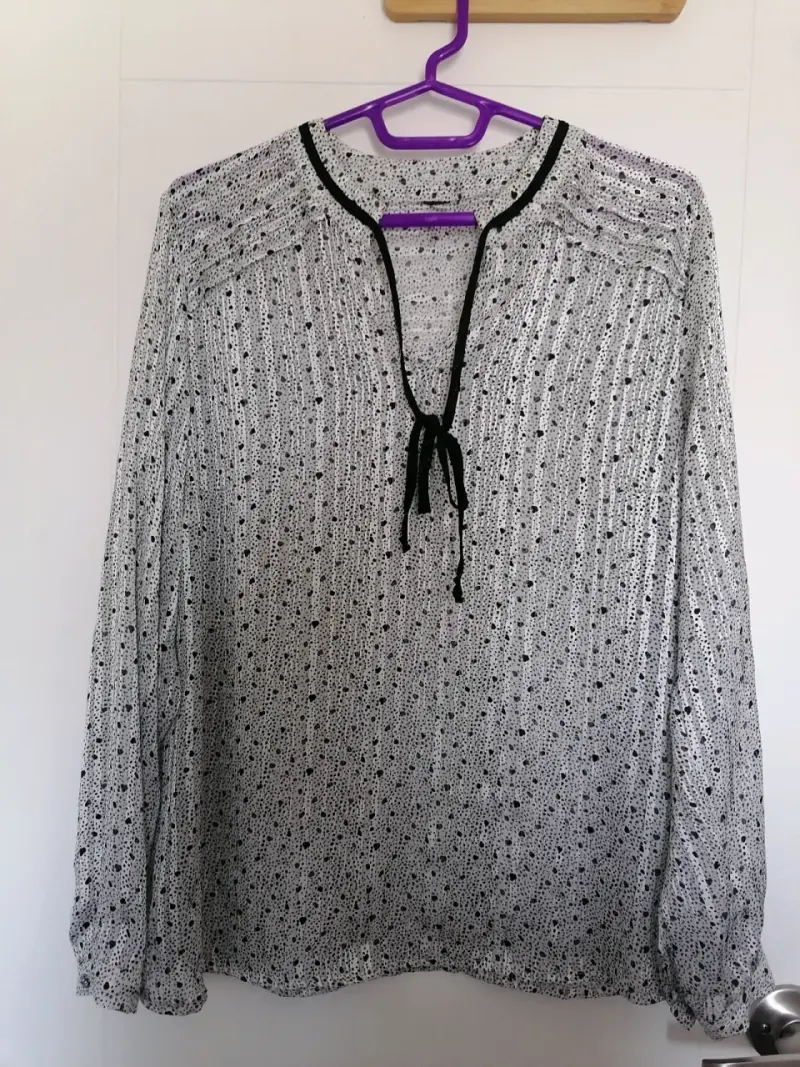 Blusa blanca con puntos negros - 1