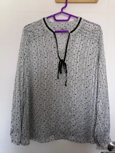 Blusa blanca con puntos negros - miniatura 1