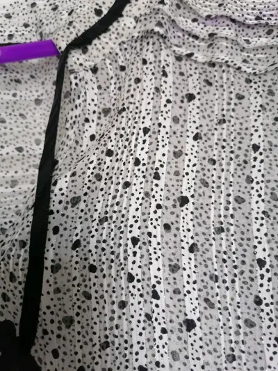 Blusa blanca con puntos negros - miniatura 2