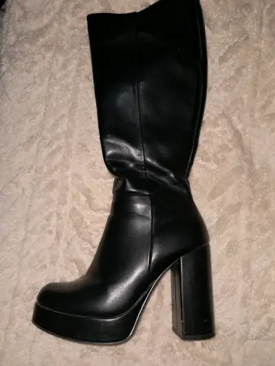 Botas negras de tacón alto - miniatura 2