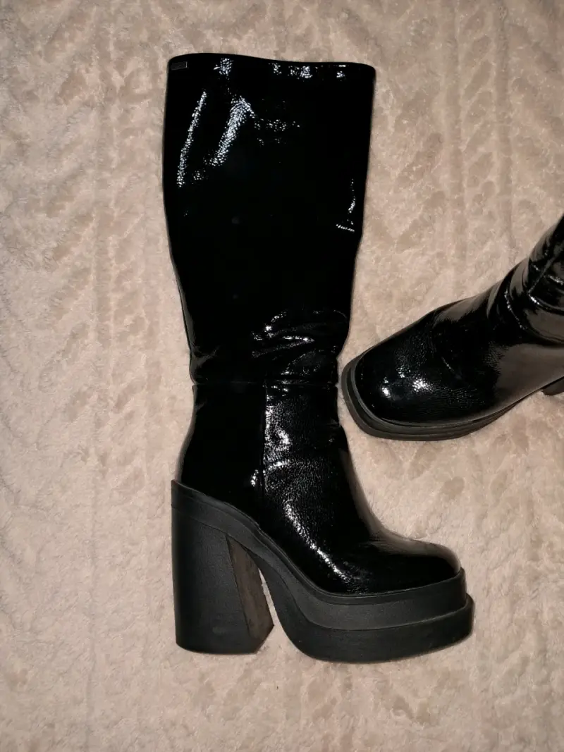 Botas negras de charol con tacón - 2