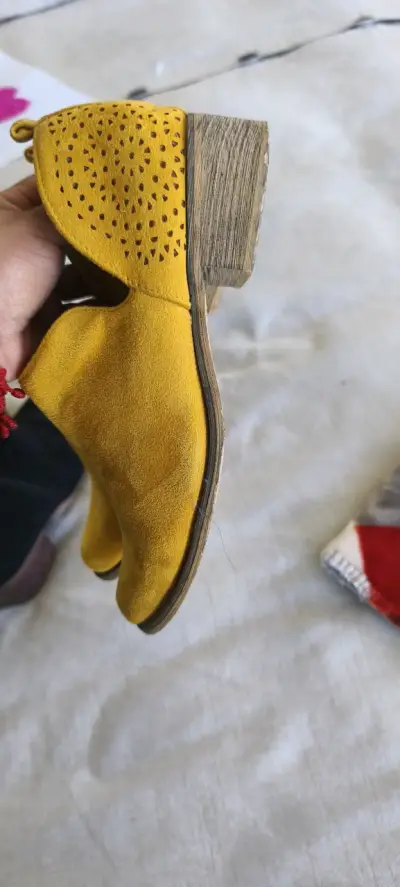 Botines amarillos de gamuza - miniatura 1
