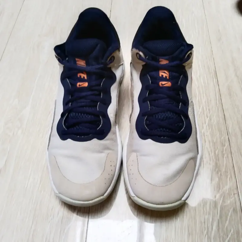 Zapatillas deportivas blancas y azules - 1