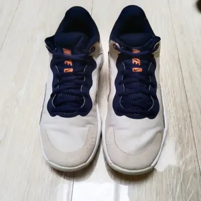 Zapatillas deportivas blancas y azules - miniatura 1