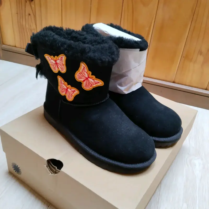 Botas negras con mariposas - 1