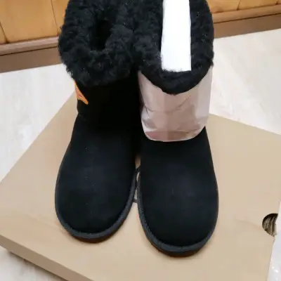 Botas negras con mariposas - miniatura 2