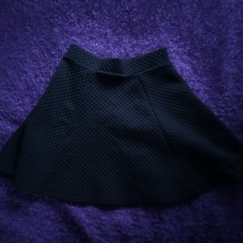 Falda corta negra texturizada