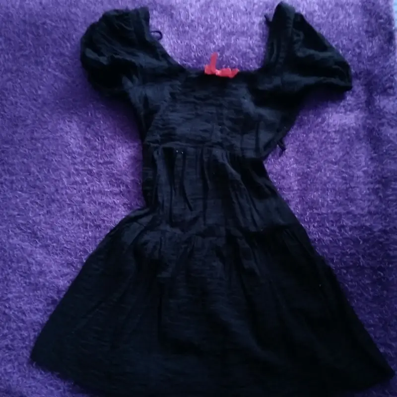 Vestido negro con detalle rojo