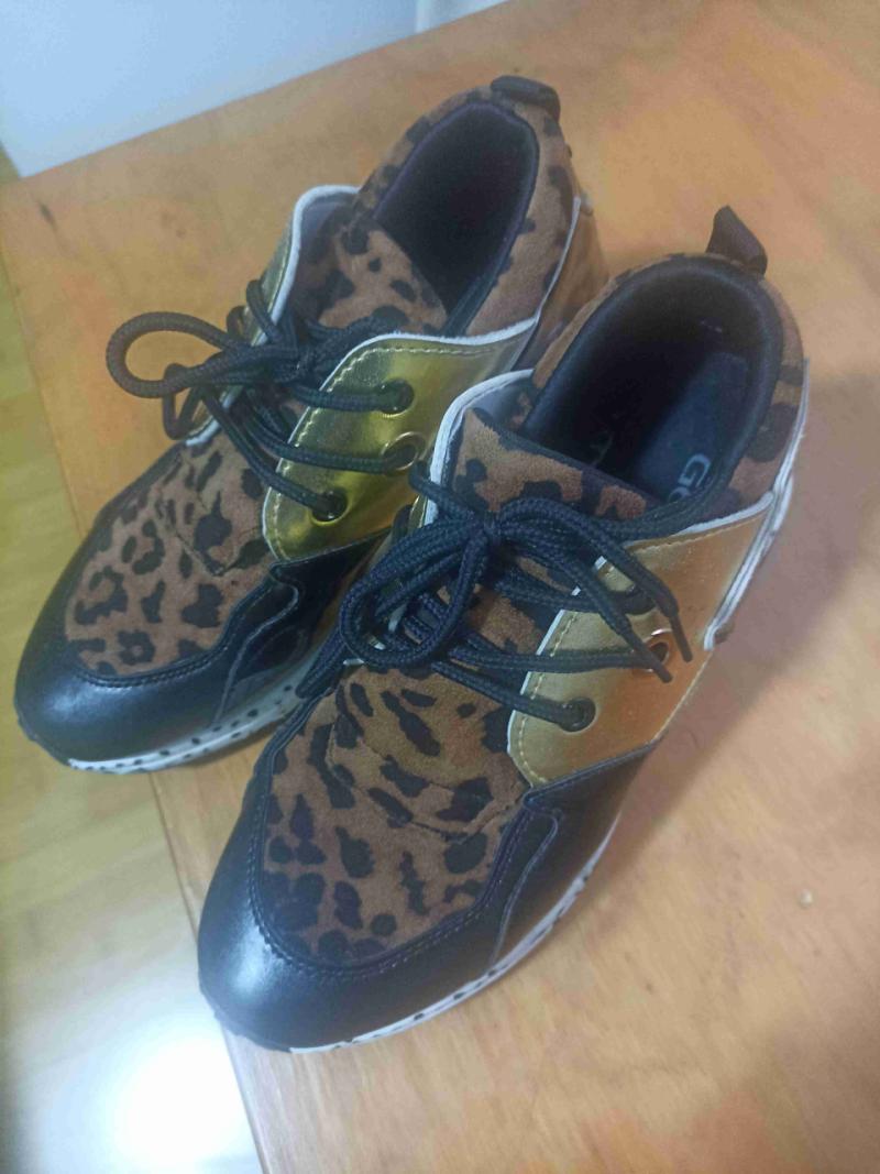 Zapatillas animal print y dorado - 3