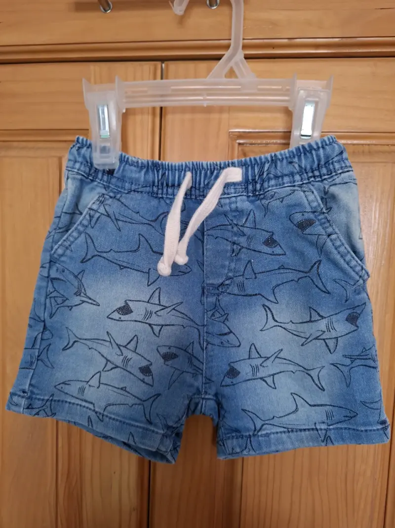 Shorts de niño con estampado de tiburones