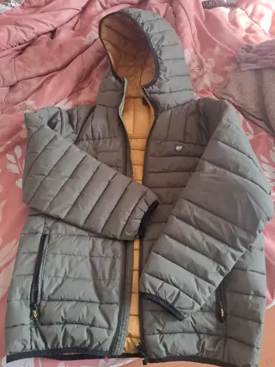 Chaqueta acolchada con capucha verde oliva - miniatura 1