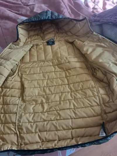 Chaqueta acolchada con capucha verde oliva - miniatura 3
