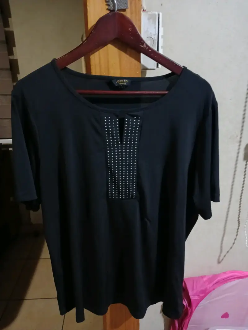 Polera negra con adorno frontal - 1