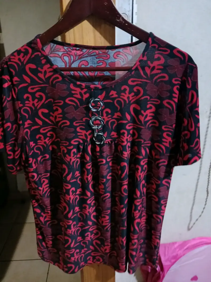 Polera negra con adorno frontal - 2