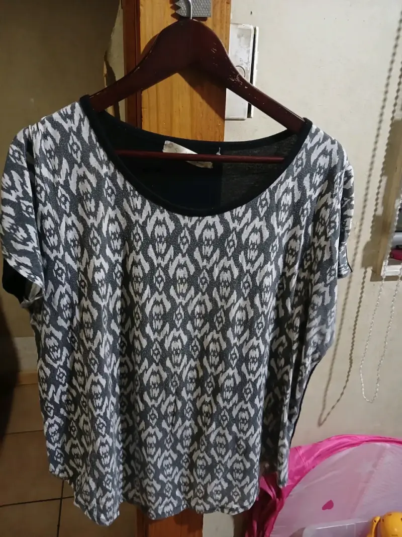Polera negra con adorno frontal - 3