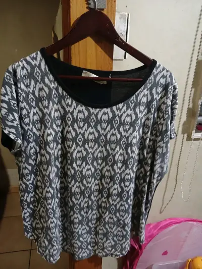 Polera negra con adorno frontal - miniatura 3