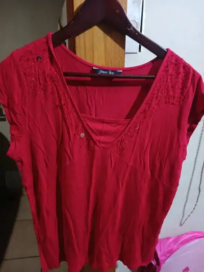 Polera negra con adorno frontal - miniatura 4
