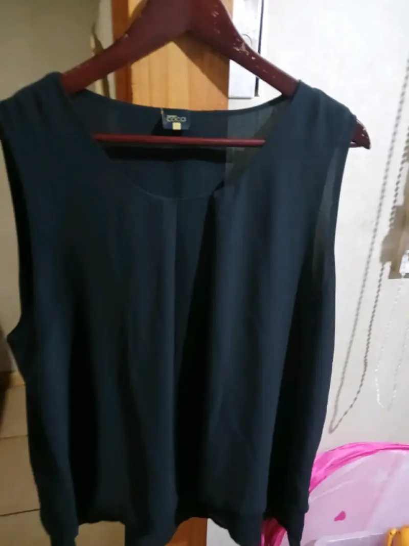 Polera negra con adorno frontal - 5