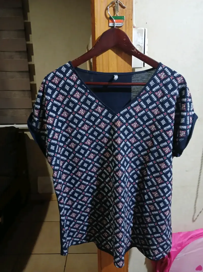 Polera negra con adorno frontal - 6