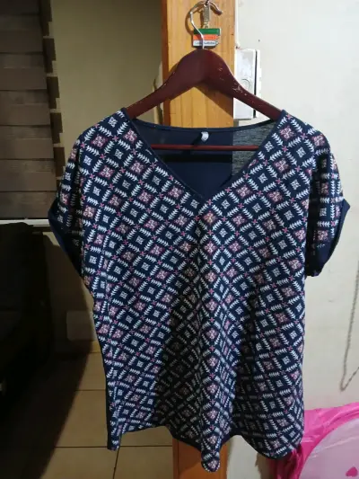 Polera negra con adorno frontal - miniatura 6