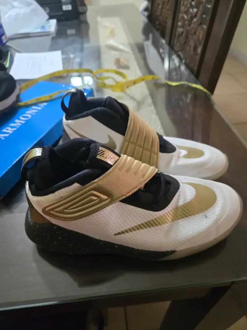 Zapatillas deportivas blancas y doradas nike - 1