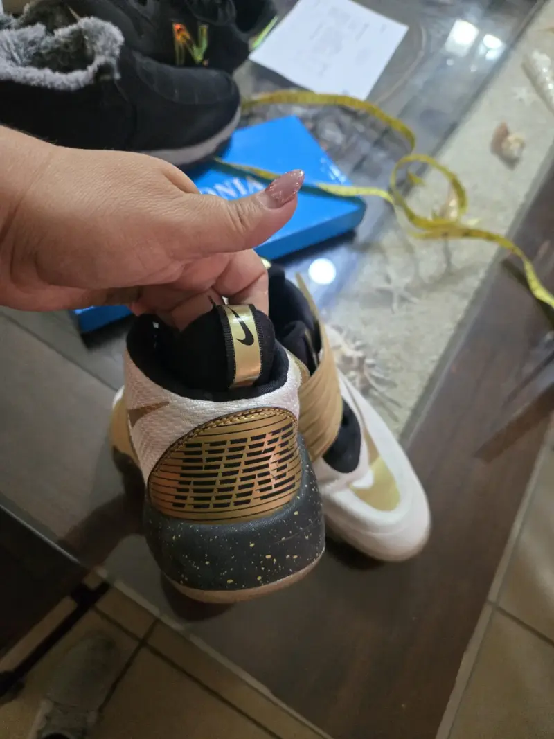 Zapatillas deportivas blancas y doradas nike - 2