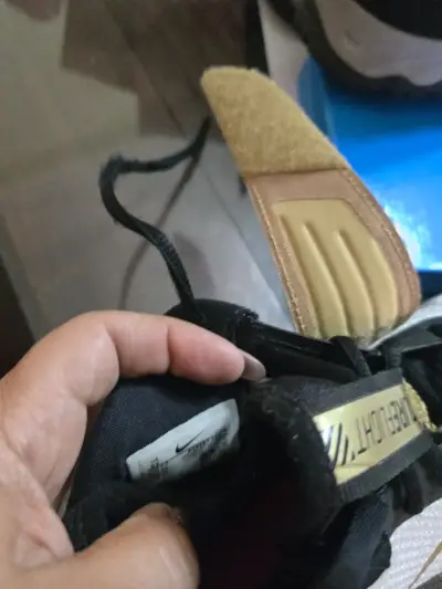Zapatillas deportivas blancas y doradas nike - miniatura 3