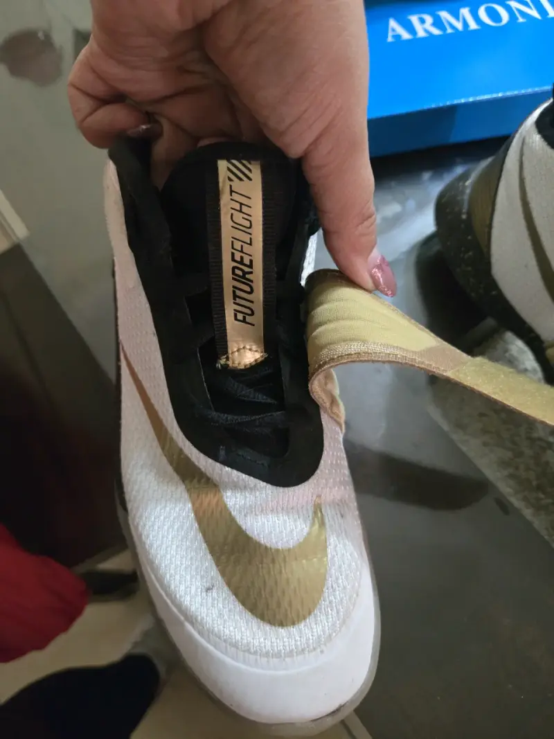 Zapatillas deportivas blancas y doradas nike - 5