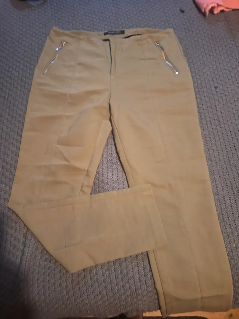 Pantalones de tela verdes con cierres - 1