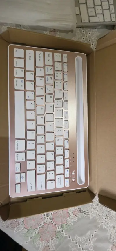 Teclado inalámbrico Bluetooth rosado - miniatura 1