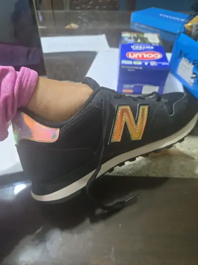 Zapatillas deportivas blancas y doradas nike - miniatura 1
