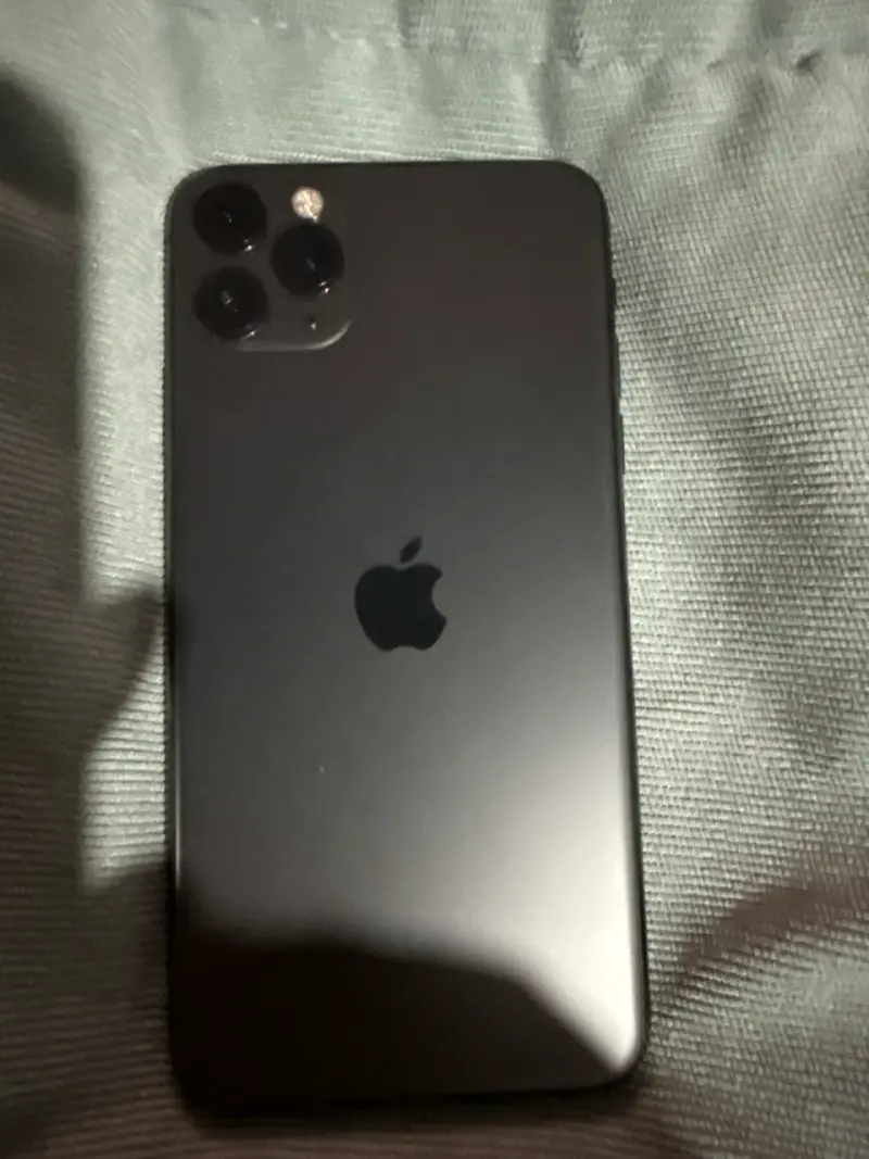 iPhone 11 Pro Max en excelente estado - 2