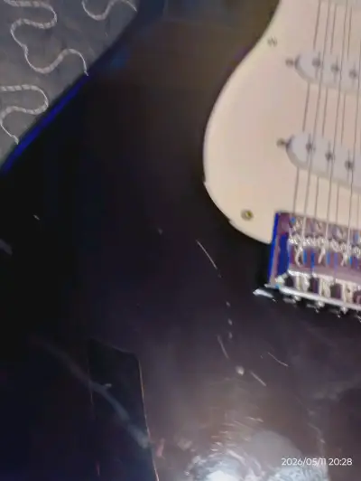 Guitarra eléctrica - miniatura 3