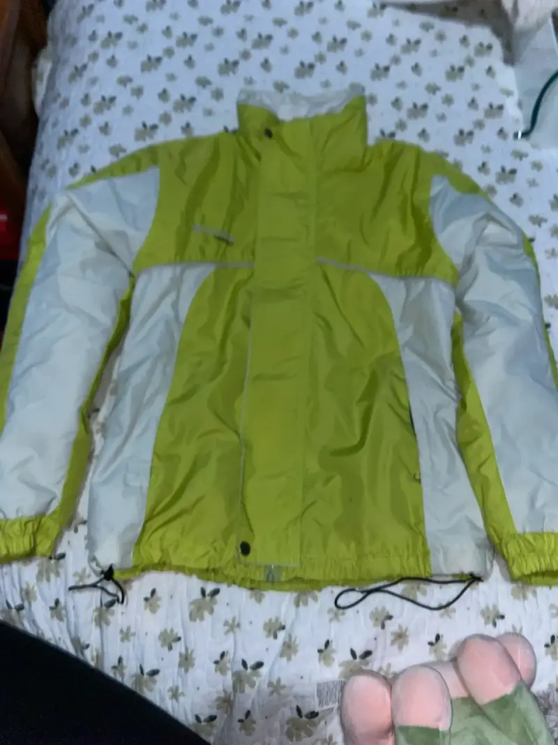 Chaqueta impermeable verde y blanca