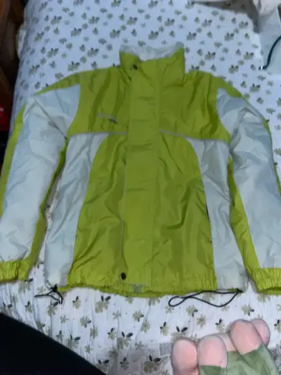 Chaqueta impermeable verde y blanca - miniatura 1