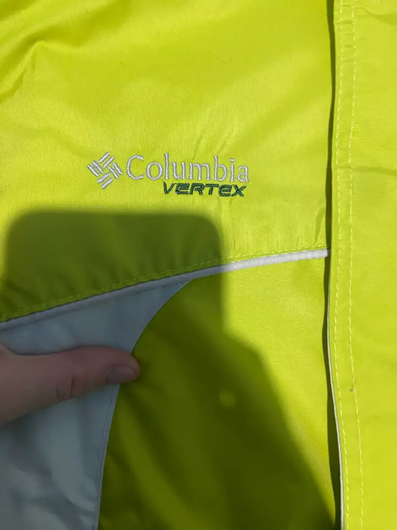 Chaqueta impermeable verde y blanca - 3
