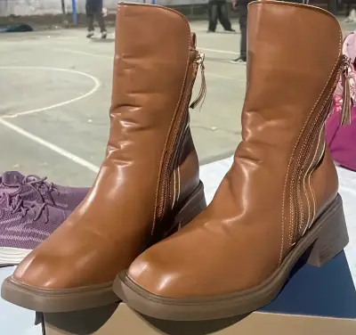 Botas nuevas, número 39 - miniatura 2