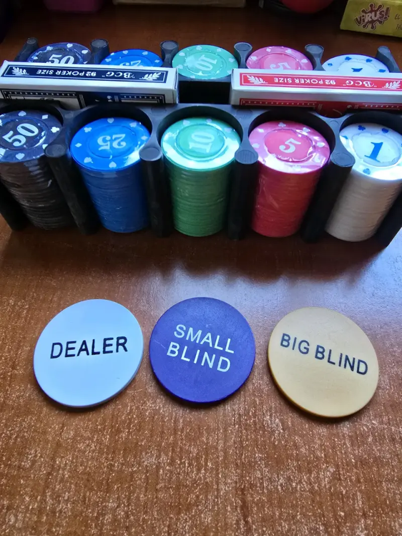 Set de fichas de póker con cartas - 1