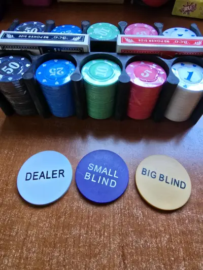 Set de fichas de póker con cartas - miniatura 1