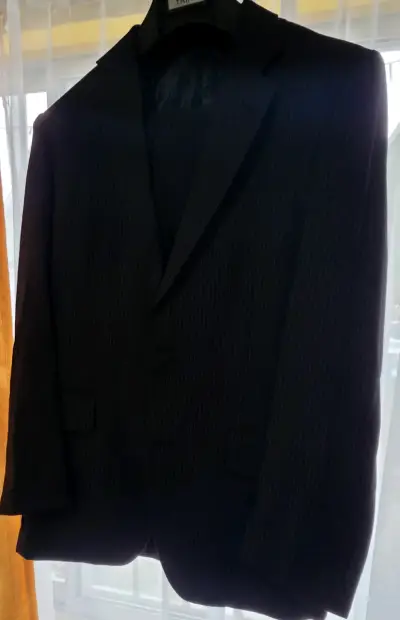 Traje negro oscuro rayado talla 48 - miniatura 1