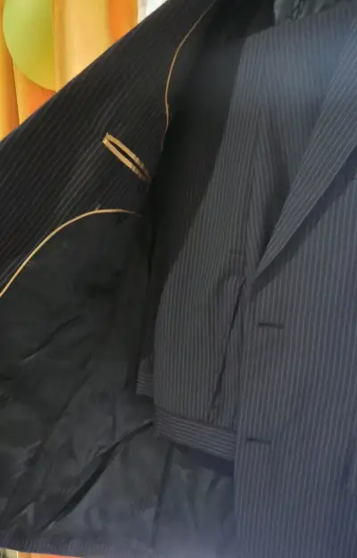 Traje negro oscuro rayado talla 48 - miniatura 3