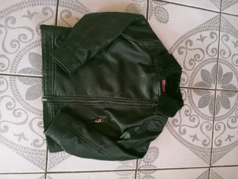 Chaqueta de cuero sintético negro - 1